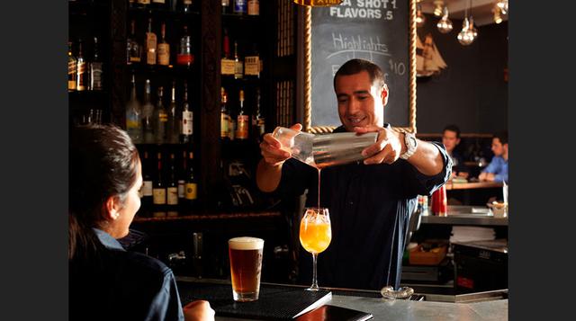Ser un tipo molesto. Si se pregunta si ha bebido demasiado, probablemente lo haya hecho. Muchos estados hacen legalmente responsables al bar y al barman por la seguridad de sus clientes después que salen del bar.