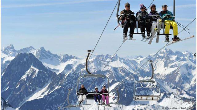 Alcanzar el cielo: A unos 2.224 metros de altura, en Nebelhorn, se encuentra una de las muchas áreas de esquí en Algovia. Además de los 13 kilómetros de pistas de esquí, si la visibilidad es buena, se puede disfrutar de una vista panorámica de unos 400 pi
