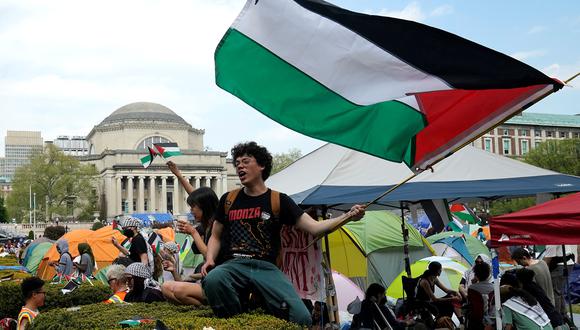Manifestantes ondean banderas palestinas en el jardín oeste de la Universidad de Columbia el 29 de abril de 2024. (Foto de TIMOTHY A. CLARY / AFP).