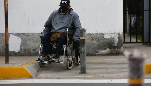 Los bolardos instalados en medio de las rampas ocasionan problemas de movilidad para personas con discapacidad. (Foto: Hugo Curotto/El Comercio)