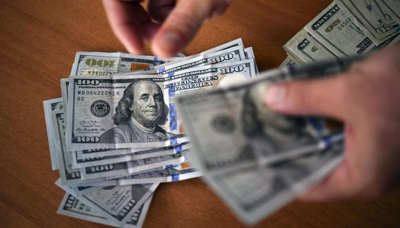 El dólar se vendía hasta S/3.455 en los bancos de la ciudad este miércoles. (Foto: AFP)