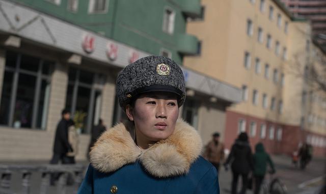 "No creo que haya un solo turista que visitara Pyongyang y no tomara una fotografía de una agente. No es exagerado decir que son emblemáticas" añade aunque los visitantes a veces las reduzcan al papel de "objeto". (FOTO: AFP)