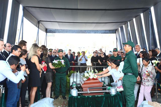 El último adiós a Javier Pérez de Cuéllar en el cementerio Presbítero Maestro. (Foto: Hugo Curotto / GEC)