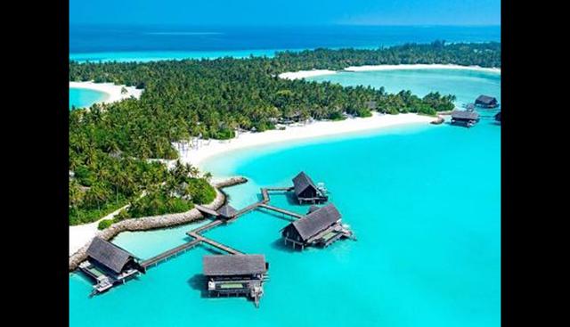 FOTO 6 | 6. Hotel One&One Reethi Rah: 10.000 euros (Maldivas)

Está ubicado en el atolón Norte de Malé, literalmente sobre el océano Índico. Es uno de los favoritos de los recién casados para pasar su luna de miel. El resort de divide en varias villas en donde los clientes gozarán de acceso a playa privada. En las habitaciones más lujosas, además de playa privada, hay piscinas infinitas de gran envergadura y espacios de solarium. En las cubiertas al aire libre hay camas balinesas, salas de masaje, comida gourmet y se ofrece paseo en yate por los alrededores.