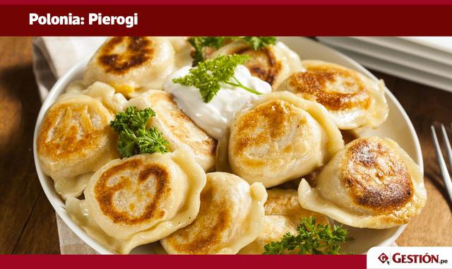 Estos deliciosos bocadillos tipo bolitas pueden ser dulces o salados: los rellenos pueden incluir carne y papas, queso o fruta. Un dulce particularmente popular durante los meses de verano son los pierogis de arándanos frescos con crema dulce.