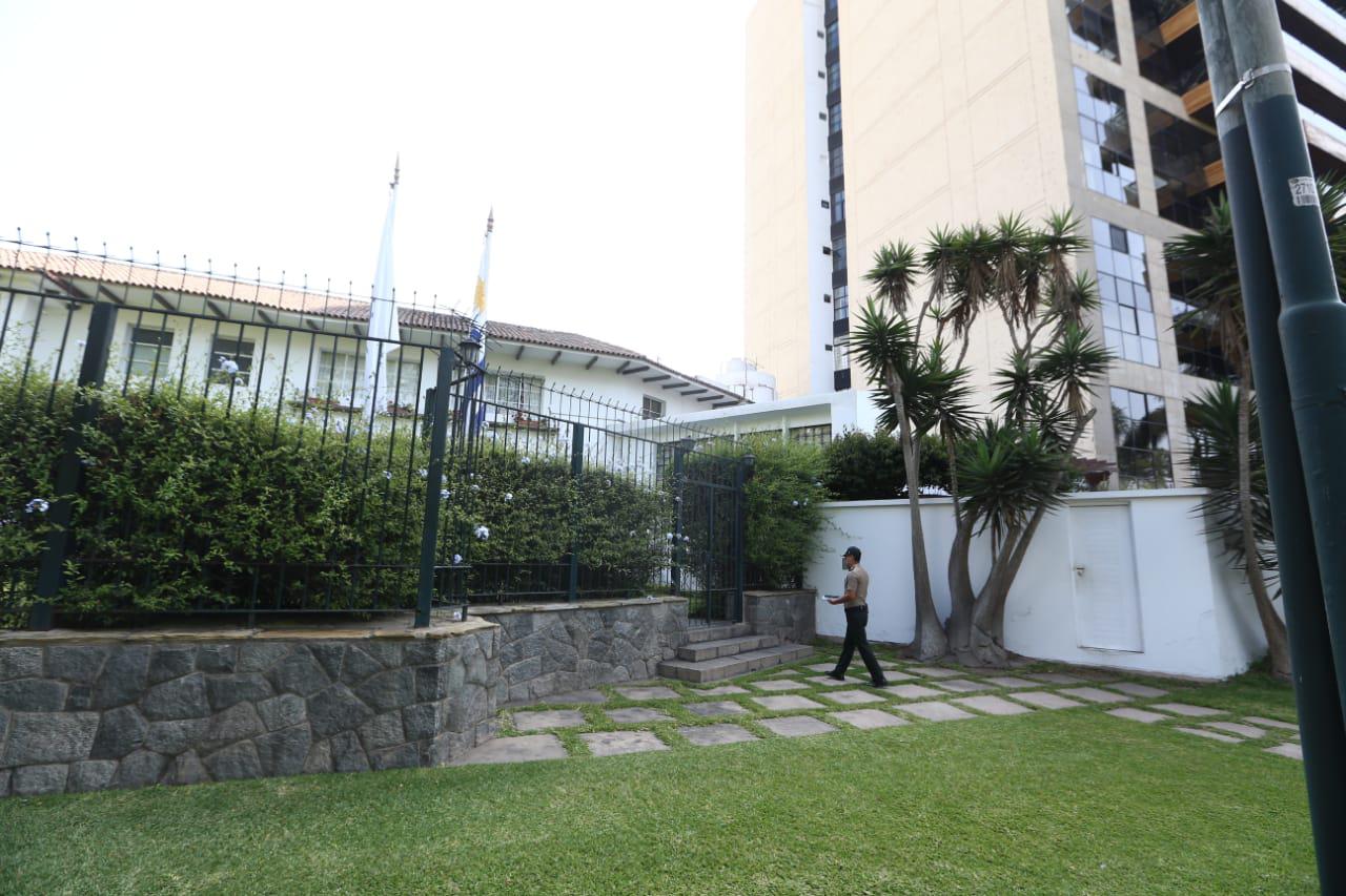Alan García permanece en la embajada de Uruguay en Perú desde anoche. (Foto: Alessandro Currarino / USI)