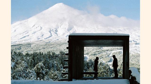 MIRADOR EN PINOHUACHO, VILLARRICA (CHILE) / GRUPO TALCA. Rodrigo Sheward utilizó 38 toneladas de madera reciclada —en 96 piezas de 25 por 300 centímetros— para este mirador. ¿Su intención? Servir de resguardo a cazadores de jabalíes en el crudo invierno d