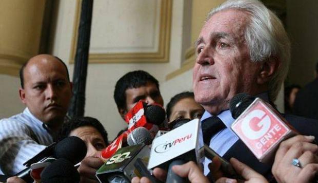 Javier Valle Riestra declaró brevemente tras visitar al líder del Partido Aprista en el hospital Casimiro Ulloa. (Foto: GEC)