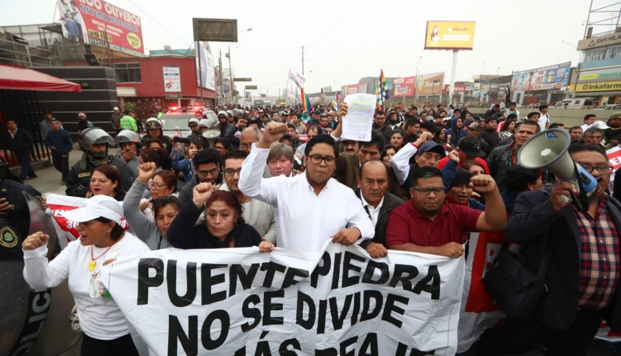 Residentes de las jurisdicciones de Puente Piedra, Ancón y Santa Rosa se encuentran en el  puente peatonal "Los Sauces" en la Panamericana Norte. (Foto: Referencial/GEC)