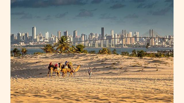 Genipabú (Brasil), esta playa se encuentra rodeada de grandes dunas de arena. Por ello, antes de llegar a sus costas, los turistas pueden incluso llegar a pensar que se han extraviado y que en vez de haber tomado hacia la playa, tomaron el camino hacia el