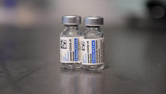 Varios de los expertos independientes sugirieron que, aunque J&J había solicitado la autorización de un refuerzo, una segunda vacuna de J&J debería considerarse, de hecho, como una dosis “adicional” necesaria para lograr la vacunación completa. (Foto: AFP)