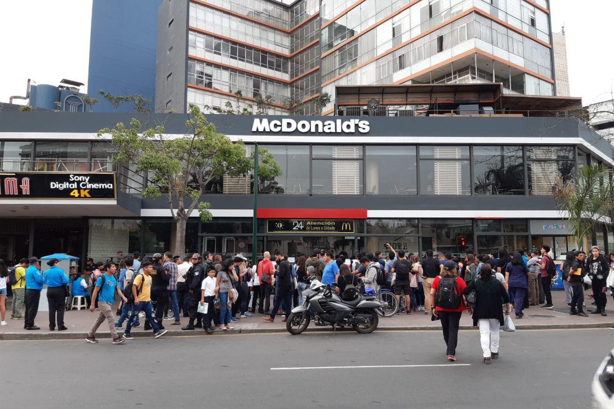 Un grupo de personas protestó en los exteriores del local de McDonald's en Miraflores. (Foto: Radio Miraflores/Twitter)