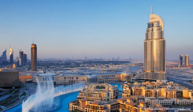 FOTO 8 | 3. Dubái. Dubái ha sido uno de los temas populares de conversación durante la década pasada. Este destino en Oriente Medio se ha transformado en una verdadera meca de los excesos contemporáneos y, por supuesto, es un favorito de los que tienen dinero para tirar por la ventana. Gracias a la industria petrolífera, este emirato se ha convertido en el patio de juegos de los que más tienen. Desde islas hechas por el hombre hasta el Burj Al Arab y las torres imponentes, aquí todo se trata de gastar. Si está cuidando su presupuesto, piénselo dos veces antes de venir.
De hecho, la economía del lugar se centra en el dinero mismo y en el consumo excesivo. Si bien la ciudad se jacta de contar con una costa impresionante y con un oasis en pleno desierto, no hay mucho más para hacer que pasarse tardes enteras en centros comerciales o pasear en yate o, si le gusta más, en helicóptero. La experiencia completa, incluso si puede permitirse todos estos lujos, es bastante vacía, especialmente porque muchas personas que “viven” allí sólo lo hacen temporalmente por cuestiones laborales y no ven las horas de regresar a casa. A este destino le falta el condimento cultural que tanto distingue a otros sitios exclusivos. Aún así, si tiene ganas de gastar un par de dólares, puede hospedarse en el mejor hotel de Dubái por tan sólo $20.000 la noche.
FOTO 9 | 2. Cayo Musha. Las Exumas o “las afueras” de