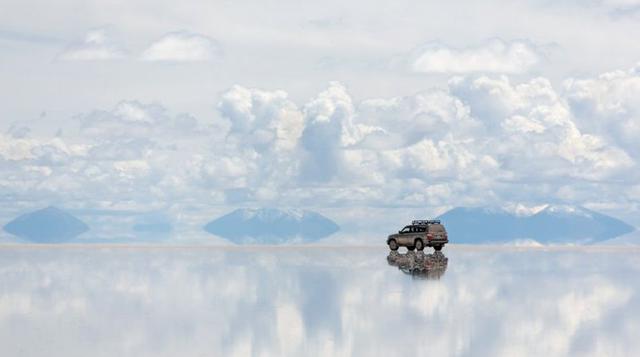 El Salar de Uyuni, Bolivia. Ideal para una aventura 4X4 a través del Salar de Uyuni. Se trata del desierto de sal más grande del mundo. Se encuentra al suroeste de Bolivia, tiene una superficie de 12 mil kilómetros cuadrados y está situado a 3.700 metros.