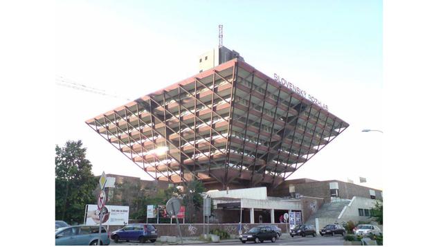 Este edificio de la radio en Bratislava, Eslovaquia, tomó 16 años para construir – sobre todo porque es básicamente al revés.