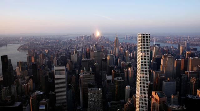 A lo lejos, el One World Trade refleja la luz solar en el amanecer. (Foto: Reuters)
