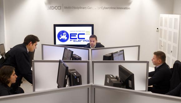 Los empleados del Centro Europeo de Delitos Cibernéticos trabajan en sus computadoras en La Haya. (Foto: Ilvy Njiokiktjien / ANP / AFP)