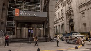 En solo un mes, argentinos retiraron US$ 1,000 millones de sus cuentas bancarias