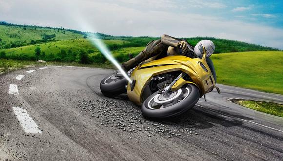 El chorro de aire disparado desde la moto la ayuda a recuperar el equilibrio.
