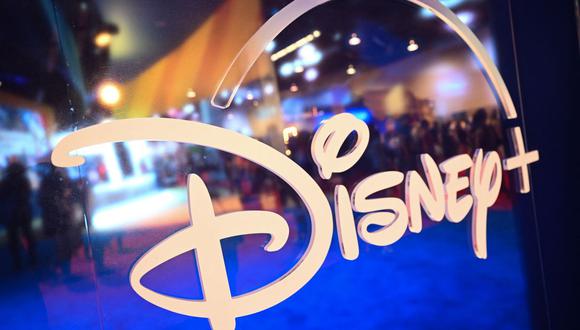 Los fanáticos se reflejan en el logotipo de Disney+ durante la Expo Walt Disney D23 en Anaheim, California, el 9 de septiembre de 2022. (Foto de Patrick T. FALLON / AFP)