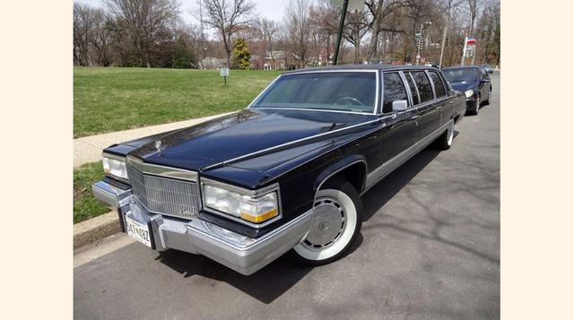 Cadillac Limusina 1988. A finales de los años 80, Trump encargó dos limusinas Cadillac. Como todavía no existían el DVD ni el e-mail, estos prestigiosos autos estaban equipados con videocasetera, fotocopiadora y triturador de papel. Al principio Trump que