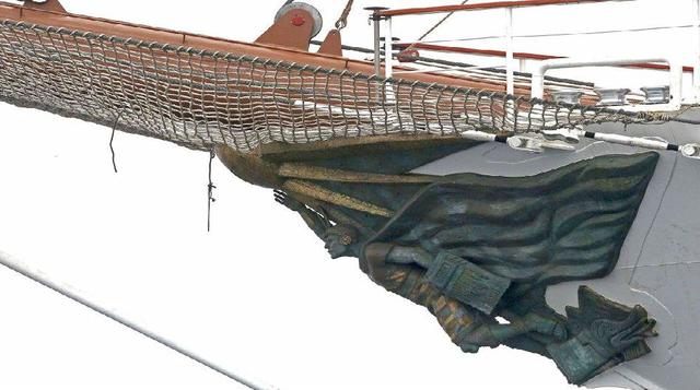 En el mascarón de proa es cuidado por la imagen en bronce de Túpac Yupanqui (1440-1485), el inca viajero que descubrió –de acuerdo con el historiador José Antonio del Busto– Oceanía (foto: Ministerio de Defensa).