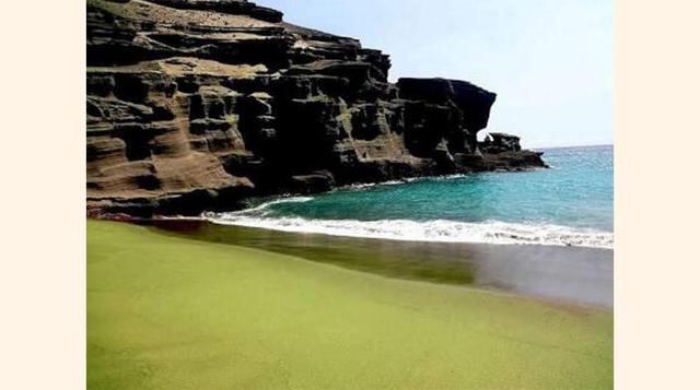 Papakolea (Estados Unidos), un poco distante de las tradicionales playas hawaianas, esta playa se destaca entre todas por sus arenas de color verde. Se dice que este tono esmeralda es causado por una serie de diminutos cristales que se formaron como resul