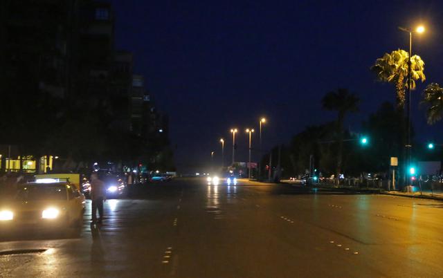 Foto 9 | La imagen muestra un tráfico lento en una avenida principal en el barrio Mazze de Damasco después de que Estados Unidos, Francia y Gran Bretaña lanzaran una operación conjunta contra el gobierno sirio. (Foto: AFP)
