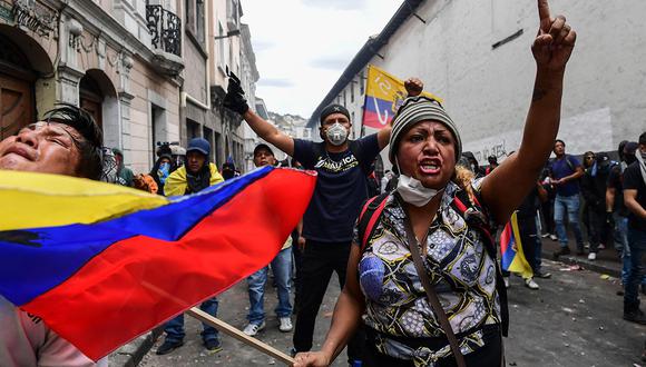 Manifestantes en Quito gritan consignas durante la marcha en contra de la decisión del presidente Lenin Moreno de recortar los subsidios al combustible. (Foto: AFP)
