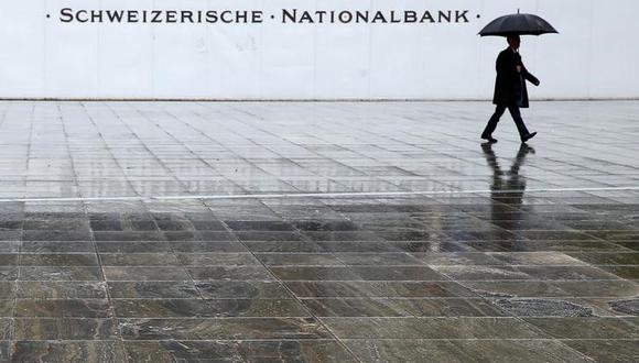Un hombre camina en la Federal Square frente al Swiss National Bank (SNB) en Bern, Suiza. REUTERS/Ruben Sprich/File Photo