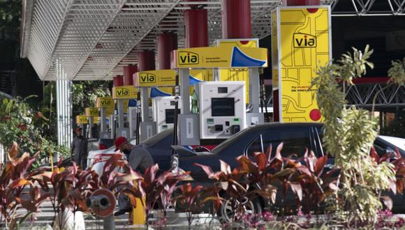 Conductores llenan el tanque de sus vehículos en una estación de gasolina Via en Caracas, sin tener que esperar en interminables colas. Fuente: Bloomberg