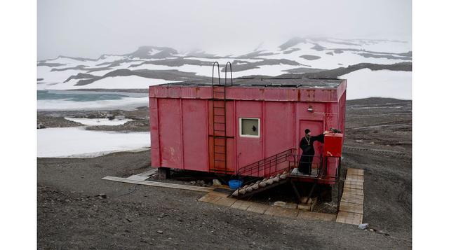 El sacerdote ortodoxo ruso Sophrony Kirilov, de 38 años, en el lugar donde reside en la Isla Rey Jorge, Antártida. (Foto: AP)