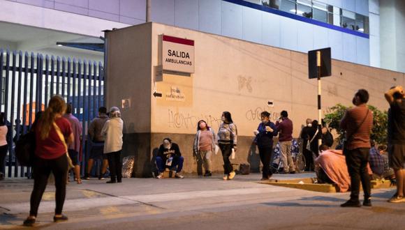 Las colas afuera del hospital Almenara continúan durante la noche. (Renzo Salazar / GEC)