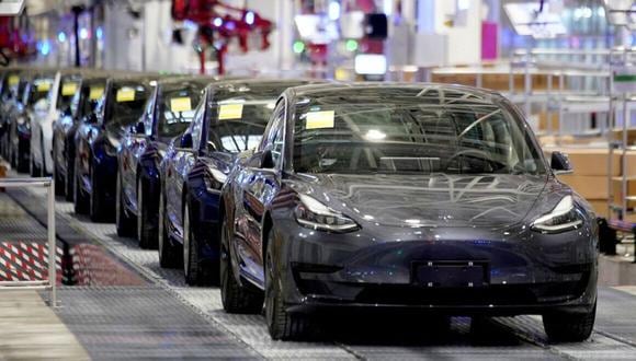 Los vehículos Tesla Model 3 fabricados en China se ven durante un evento de entrega en su fábrica en Shanghái, China, el 7 de enero de 2020. REUTERS/Aly Song