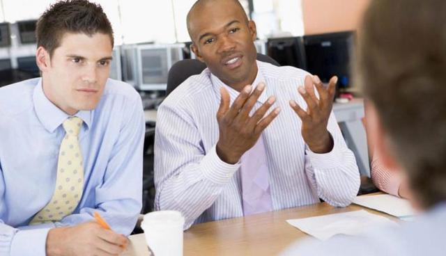 FOTO 10 | 10. Embellecer detalles insignificantes evitando los importantes
Los mentirosos están ansiosos por convencerte de que están diciendo la verdad y tratarán de agregar detalles para hacer su historia más creíble (lo que, irónicamente, hace que su menos plausible).

Cuando una persona miente, tiende a ofrecer información adicional sin que se lo pidan y pueden repetir ciertas frases a medida que intenta ganar tiempo para pensar en cómo mentir mejor.

Embellecerán detalles insignificantes mientras evitan los importantes. Un oyente cuidadoso comenzará a notar que falta algo en sus historias. Esto puede hacer que sea más fácil atrapar a una persona en una mentira, ya que puedes tomar nota de los detalles de la historia que “te brinquen” y luego formular preguntas sobre esos puntos más adelante para ver si siguen siendo los mismos.