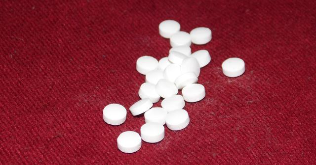 FOTO 3 | 3. Medicamentos de marca. Si hay dos productos iguales, lo normal es que escojamos el más barato…a excepción de los medicamentos. Al parecer, los que son “de marca” superan por mucho las ventas de los genéricos. Así que la próxima vez que vayas a por un ibuprofeno o una aspirina, pídele a tu farmacéutico el genérico.