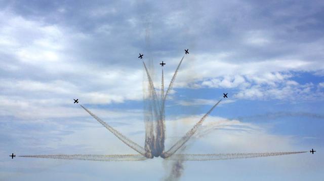 Las aeronaves surcaron los cielos de la costa española, haciendo las delicias de todos los presentes, que no dejaron de aplaudir, fotografiar y grabar con sus cámaras y teléfonos móviles las piruetas y giros imposibles, de hasta 360 grados, de las aeronav
