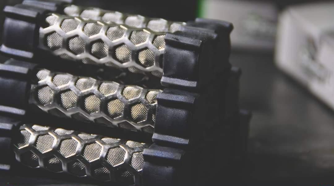 El invento del peruano permite prevenir fallas en inyectores y bomba de combustible y disminuir las emisiones de monóxido de carbono hasta en un 88%. (Foto: Indecopi)