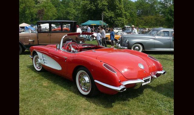 También gastó “millones” en 45 coches de lujo. Un Corvette del 1959 es solo uno de sus muchos juguetes.