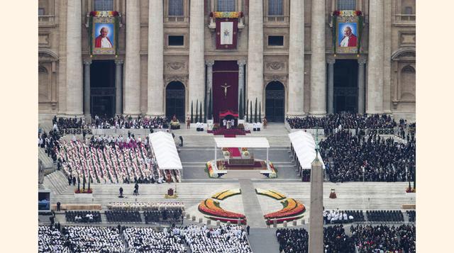El 27 de abril de 2014 se encontraron “los cuatro papas”, el papa Francisco y su antecesor, el papa emérito Benedicto estuvieron presentes en la santificación de sus antecesores Juan XXIII y Juan Pablo II. (Foto: El Universal)