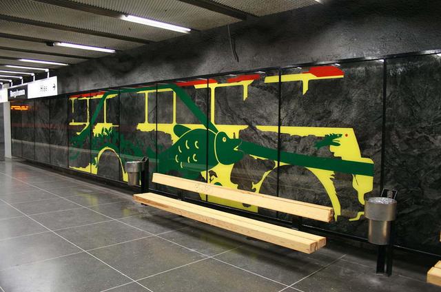 FOTO 18 | ESTACIÓN BERGSHAMRA
La estación Bergshamra puede parecer más simple que las demás, pero si te fijas bien, verás que las paredes están repletas de arte.