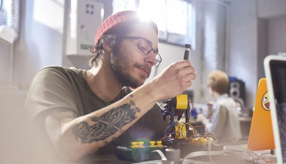 FOTO 1 | 1) Ganarás más dinero si tu personalidad se relaciona con las características necesarias para tu trabajo. Encontrar el trabajo perfecto es como encontrar al amor de tu vida: las cosas tienen que alinearse. Entre más química tengan, mejor será su historia juntos. Según un estudio reciente, lo mismo aplica para el mundo laboral. Entre más se relacione tu personalidad con las características necesarias para hacer tu trabajo, más dinero vas a ganar. Para un estudio publicado en Psychological Science se analizó a un grupo de unas 8,500 personas, comparando los rasgos de sus personalidades con las demandas y características necesarias para sus trabajos. Los investigadores encontraron que las personas cuyas personalidades tenían rasgos similares a los necesarios para hacer sus trabajos tenían ingresos más altos que los que no tenían esas similitudes. (Foto: Getty)