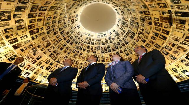 Ahí rindió homenaje a las víctimas del Holocausto. (Foto: Presidencia)