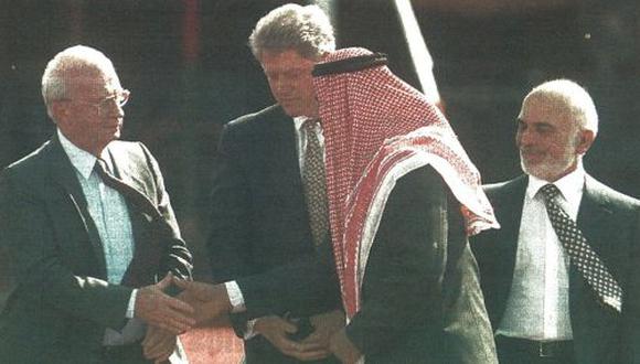 El primer ministro israelí, Isaac Rabin, recibe felicitaciones, luego de firmar un histórico acuerdo de paz con el rey Hussein de Jordania. (foto AFP)