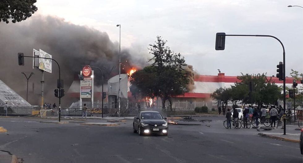El Ejército decretó el toque de queda debido a los crecientes disturbios y saqueos. (Foto: Twitter @FJFP981)