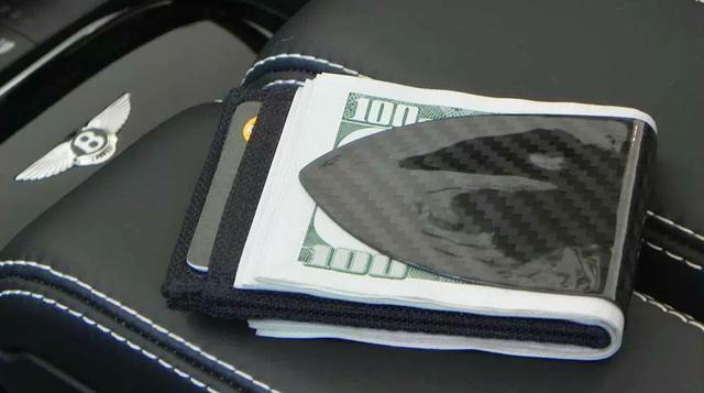 Billetus, una pequeña compañía fundada por Dennis Tapping en las afueras de San Diego, California, se enfoca en diseños innovadores con bordes redondeados. “El confort y que se sienta bien son la clave de sus billeteras que están hechas del material más i