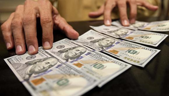 El dólar opera con una ligera alza. (Foto: EFE)