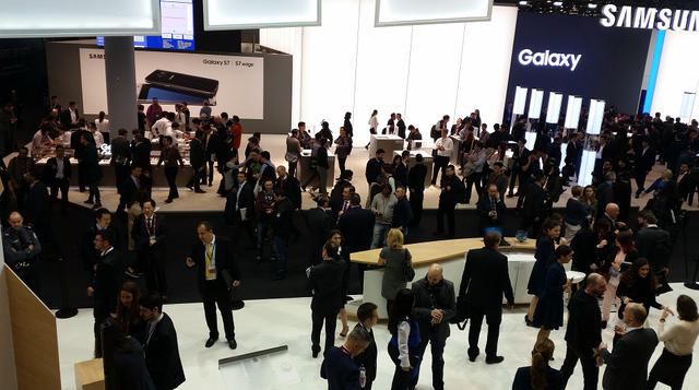 2. Los visitantes del MWC provienen de 204 países, y se han reunido a la feria más importante del móvil en la Fira Gran Via y la Fira Montjüic, ambas en Barcelona. La edición del 2016 del MWC reunió a más de 2,200 expositores que dieron a conocer las últi