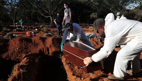 No solo los muertos aumentan en Brasil. También el desempleo. REUTERS/Amanda Perobelli