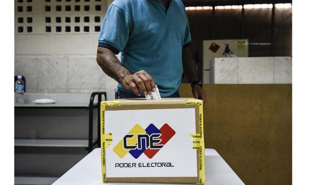 ¿Qué es lo que quiere cambiar Maduro en la Constitución?. Desde que anunció el plan para convocar "la constituyente" en mayo, Maduro ha sido vago sobre lo que quiere lograr o por qué el país la necesita, aparte de decir que será un "gran di